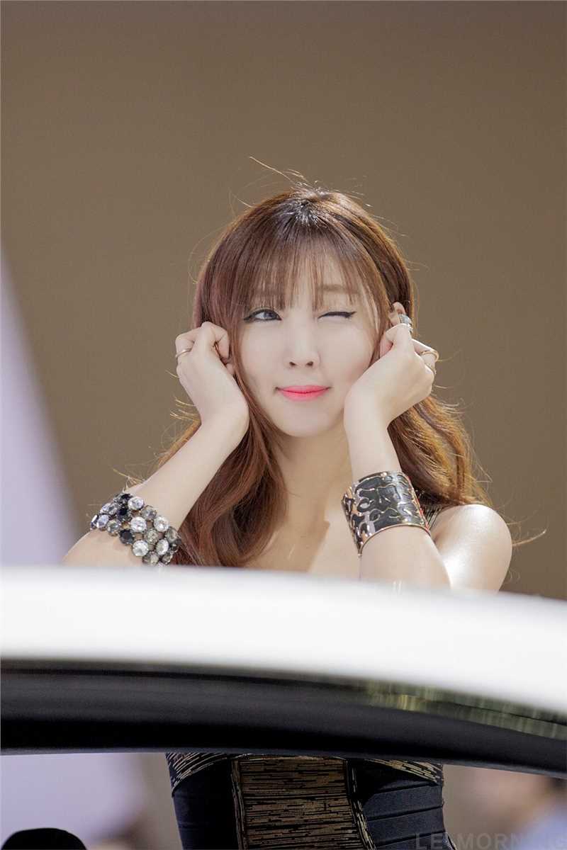 精选制服黑丝车模户外迷人图册